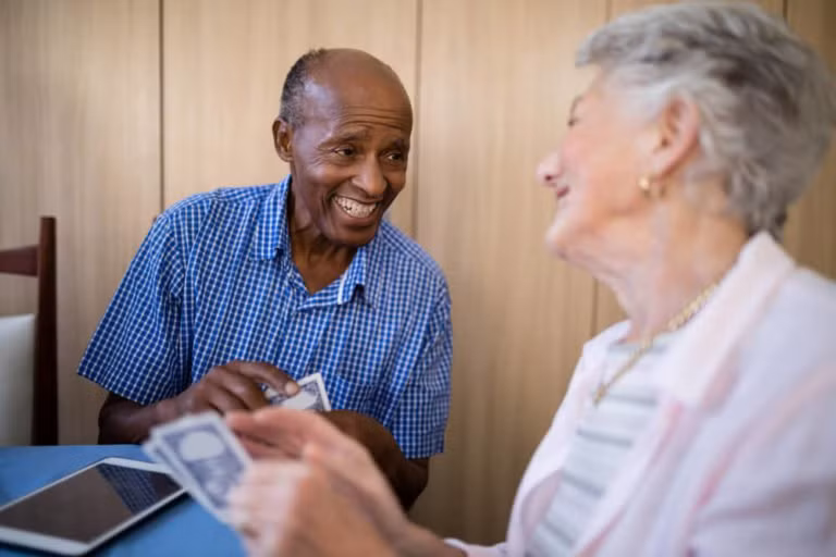 Không quan tâm các sự kiện xã hội: Những người có dấu hiệu sớm của Alzheimer cho biết rằng họ không thích đi ăn trưa nhiều với bạn bè và cũng không muốn bàn luận về các vấn đề xã hội. 