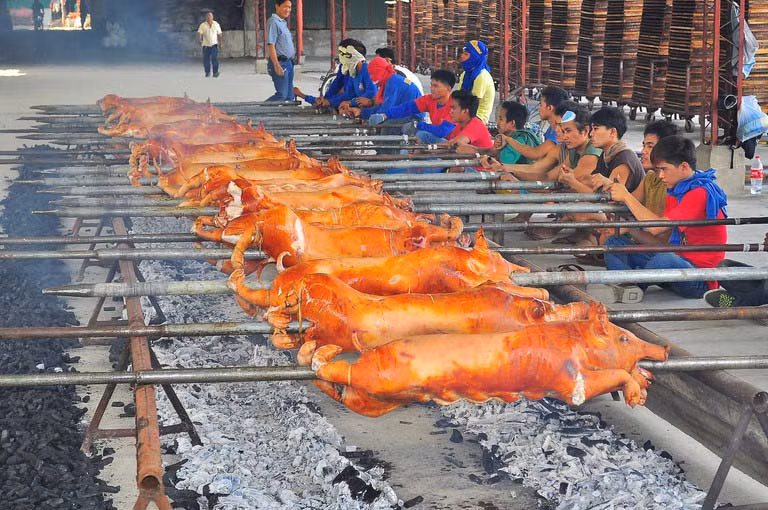 Lechon: Một trong những món ăn Philippines nổi tiếng có lẽ là món lechon. Để làm món ăn này khá cầu kỳ, đầu tiên phải là một con lợn ngon, được nướng nguyên con với lớp da giòn hoàn hảo và thịt vẫn đảm bảo độ mềm ngọt.