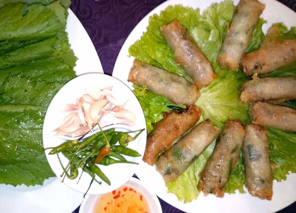 Khi những cuốn chả vàng ruộm và chín đều, đợi ráo dầu là có thể thưởng thức ngay. Cách ăn đúng điệu của món này là phải kèm thêm rau sống, dưa chua và đặc biệt là nước sốt đặc trưng của vùng Phú Yên.