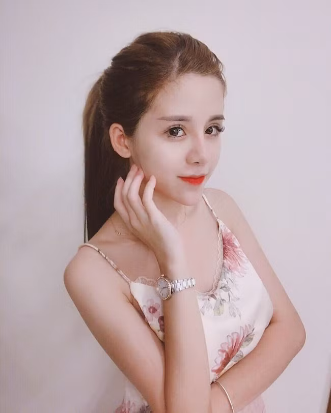 Mỹ Linh thừa nhận rằng cô từng phẫu thuật thẩm mỹ nhưng có chọn lọc và biết điểm dừng. Nhờ “dao kéo”, cô có gương mặt thon gọn, mũi cao và có nét lai tây sắc sảo.