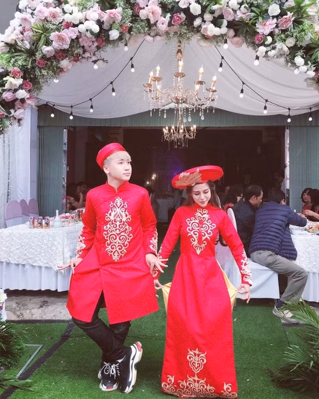 Ngày 22/11, thông tin Huy Cung - chàng Vlogger nổi tiếng được giới trẻ yêu thích đã tổ chức lễ ăn hỏi tại Phú Thọ khiến người hâm mộ bất ngờ. Vợ sắp cưới của Huy Cung là Mỹ Linh sinh năm 1997, hiện là sinh viên năm cuối chuyên ngành Báo chí Đa phương tiện của Học viện Báo chí và Tuyên truyền.