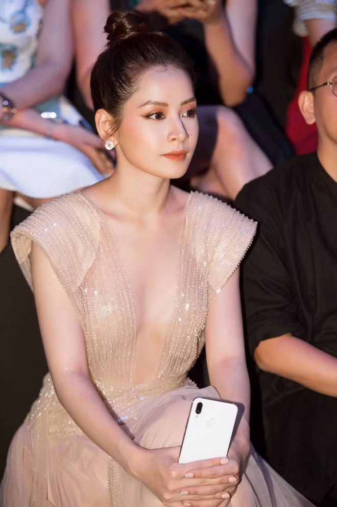 Chiếc váy xẻ sâu làm lộ ra vòng một gợi cảm.