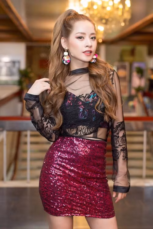 Cô phối áo với chân váy ngắn cực hớ hênh.