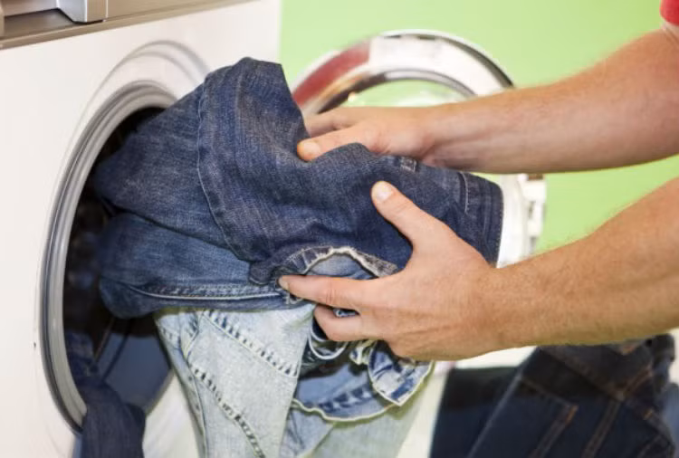 Với chất vải dày dặn, quần jeans có thể mặc lại 5-6 lần trước khi đem giặt.