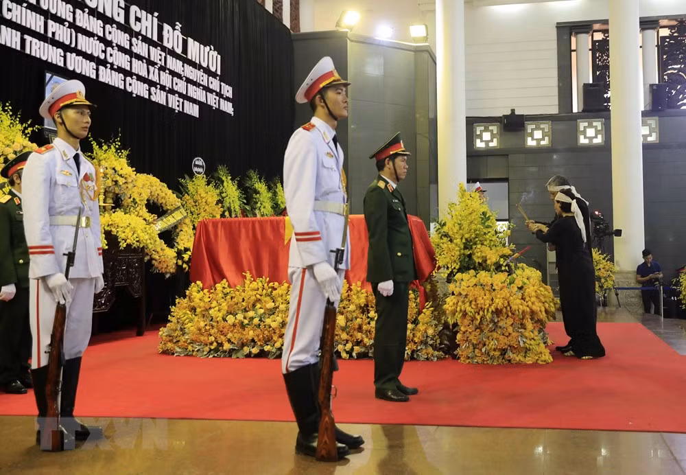 Đại diện gia đình dâng hương chia tay nguyên Tổng Bí thư Đỗ Mười. (Nguồn: TTXVN)