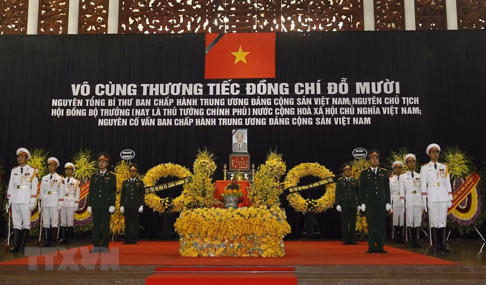 Sáng 7/10, Lễ truy điệu và đưa tang đồng chí Đỗ Mười, nguyên Tổng Bí thư; nguyên Chủ tịch Hội đồng Bộ trưởng (nay là Thủ tướng Chính phủ) được tổ chức trọng thể tại Nhà tang lễ quốc gia. (Nguồn: TTXVN)