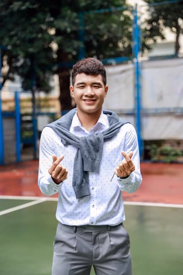 Cầu thủ Hà Đức Chinh diện sơ mi sơ vin đẹp trai chẳng kém các mỹ nam xứ Hàn.