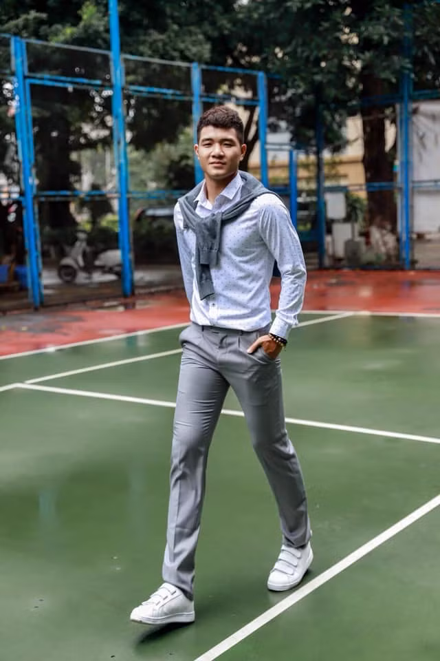 Nhìn Đức Chinh ăn mặc chỉnh chu, lịch lãm, tạo dáng như người mẫu, nhiều fan nữ phải “đứng tim”.