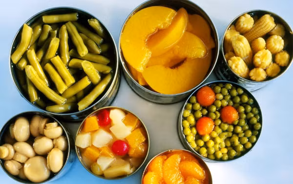 Đồ hộp: Trong quá trình chế biến, người ta đã thêm vào rất nhiều chất phụ gia, muối hoặc đường trong đồ hộp. Các chuyên gia cảnh báo tiêu thụ thực phẩm này lâu dài sẽ không tốt cho sức khỏe, khiến cho cơ thể nhanh chóng lão hóa. Ảnh: Internet. 