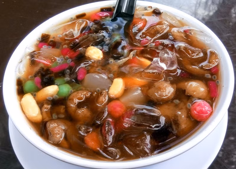 Leng Chee Kang: Món ăn truyền thống của Malaysia này gồm nhãn, hạt sen, hồng khô, hạt đười ươi và trứng chim cút ngập trong nước luộc đường sẽ giúp bạn xóa tan nhanh những lo lắng. Leng Chee Kang có thể ăn lúc nóng hoặc bạn có thể cho thêm đá lạnh trong những ngày nóng thiêu đốt. Ảnh: Flickr.