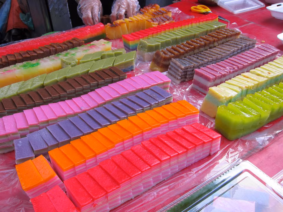 Kuih Lapis: Món tráng miệng ngọt ngào và đầy màu sắc, Kuih Lapis có lẽ là một trong những thực phẩm biểu tượng cho Malaysia. Bánh pudding được làm từ bột gạo với nhiều màu sắc, hình dạng và kích cỡ. Món tráng miệng này phổ biến trên khắp đất nước Malaysia. Ảnh: Maria.