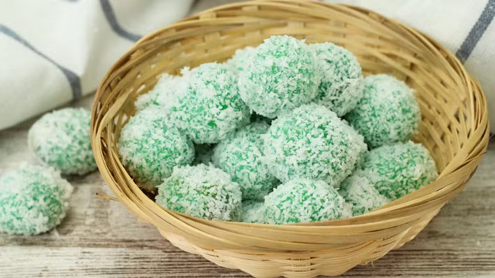 Ondeh Ondeh là một món ăn tinh túy của Malaysia, được làm từ bột gạo nếp hoặc khoai lang, nhân dừa và đường thốt nốt. Khi bạn cắn một miếng, nhân ngọt ngào từ trong chảy ra ngoài trông rất hấp dẫn, thú vị. Ảnh: El Mundo Eats.