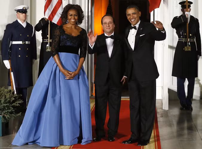 Bà mặc bộ đầm của nhà mốt Carolina Herrera trong dịp đón Tổng thống Pháp François Hollande năm 2014. Ảnh BI.