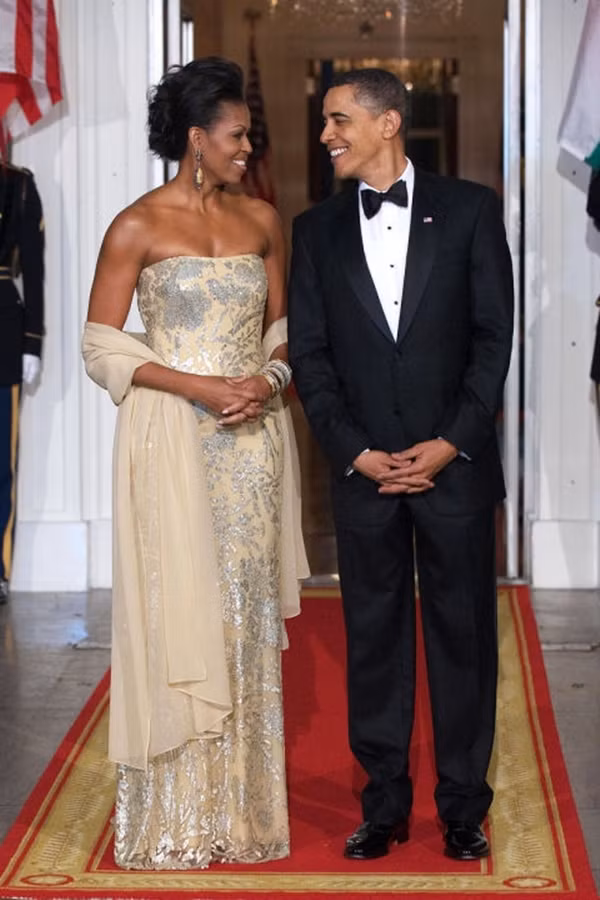  Gu thời trang của bà Michelle thể hiện từ cách chọn trang phục tới việc phối các phụ kiện như hoa tai, vòng tay hay dải lụa.