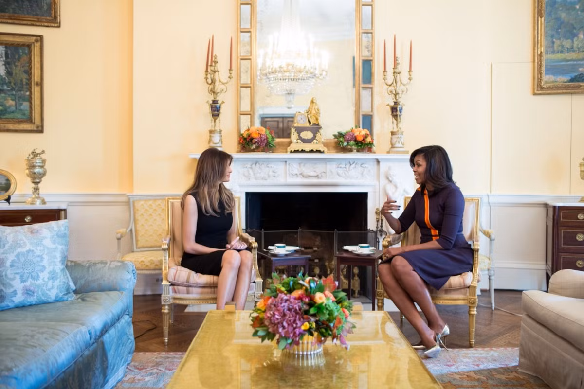 Trong các dịp trang trọng, điển hình trong lần gặp gỡ với bà Melania Trump, bà mặc một bộ cánh kín đáo, thanh nhã hơn.