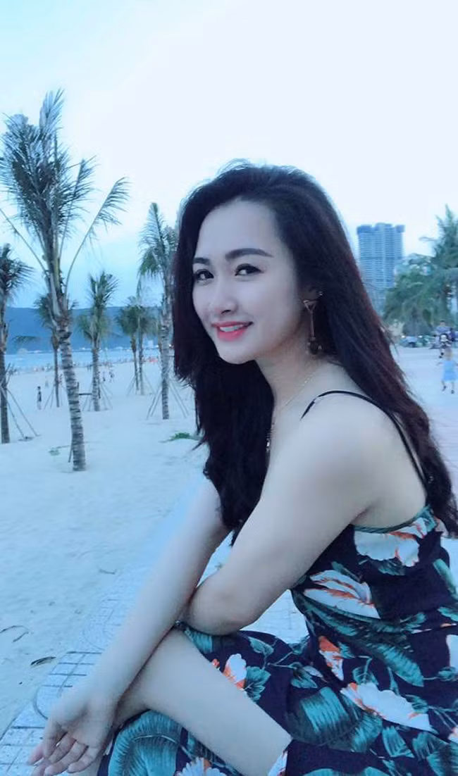 Khi đi chơi, Hà Nhung chọn váy hai dây sang chảnh.