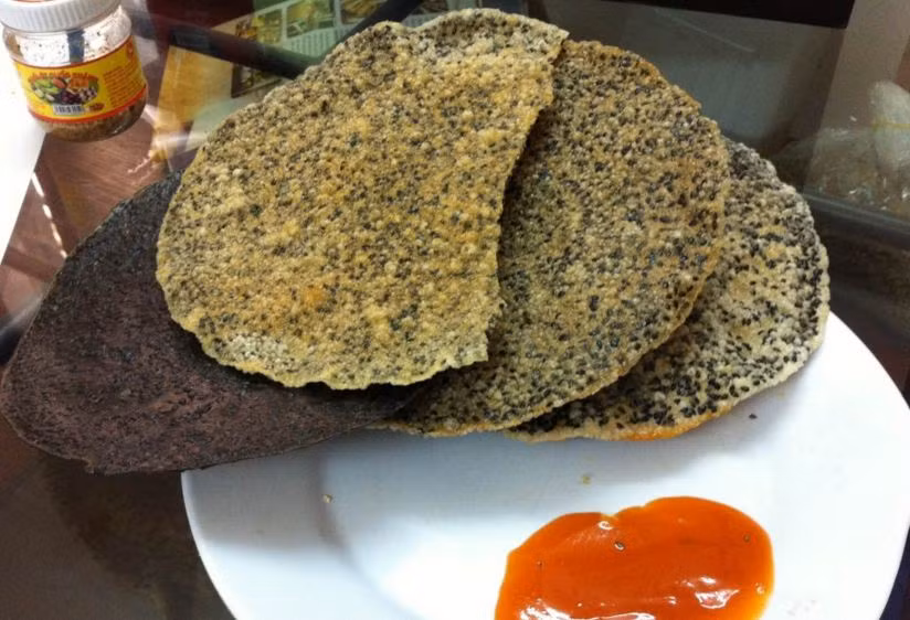 Bánh đa vừng: Ở Hà Tĩnh có một món ăn dân dã, rẻ tiền mà thật ngon, đó là bánh đa. Vùng nào, chợ nào, quán nào cũng có nhưng nổi tiếng nhất vẫn là bánh đa Chợ Tỉnh, Chợ Cầy, Chợ Hội…Ảnh: Đặc sản Vina.