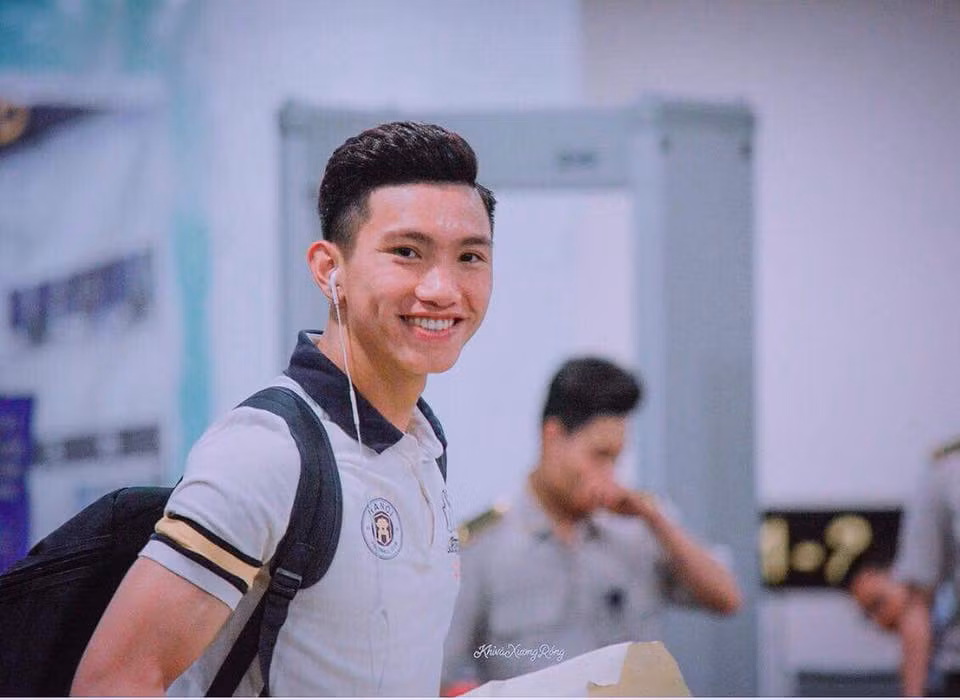 Phong cách thời trang của Văn Hậu khá trẻ trung và thể thao với áo phông trắng.