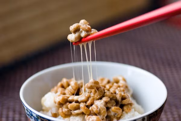Vốn làm từ những hạt đậu nành lên men, rất tốt cho tiêu hóa nhưng với vẻ bề ngoài trông khá nhầy nhụa cộng với mùi của đồ ăn lên men không hề dễ chịu khiến món ăn này bị nhiều người xa lánh.