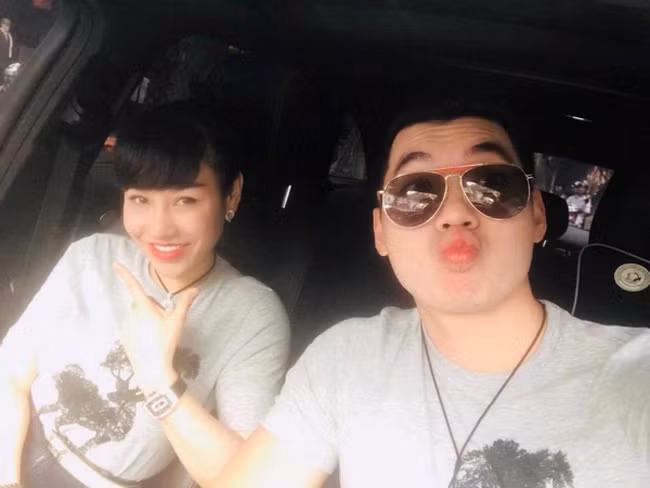Cặp đôi này không ít lần diện áo đôi cùng nhau.