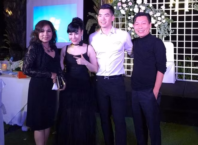 Tối 24/12, Trương Nam Thành và bà xã doanh nhân tổ chức hôn lễ ấm cúng tại trung tâm tiệc cưới ở quận 2 (TP.HCM). Buổi tiệc diễn ra kín đáo với sự có mặt của khoảng 60 bạn bè cùng người thân. Ảnh: Zing.