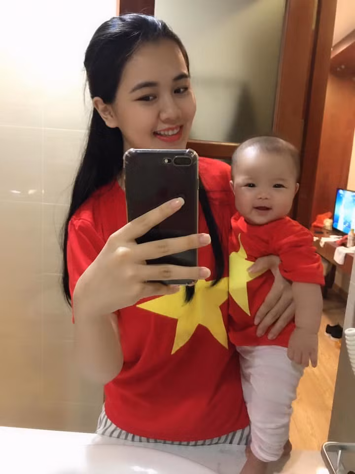  Con gái Quế Ngọc Hải nhận được nhiều lời khen ngợi từ người hâm mộ khi có vẻ ngoài trắng trẻo, bụ bẫm, đôi mắt to tròn đáng yêu như búp bê, được thừa hưởng nhiều nét đẹp của cả bố lẫn mẹ.