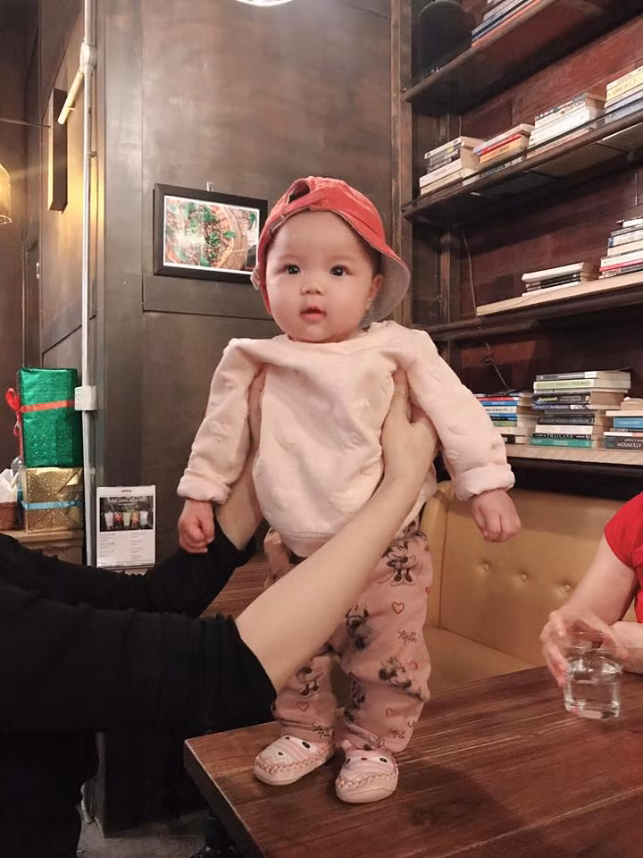 Dù còn nhỏ nhưng Sunny được mẹ cho ăn mặc khá sành điệu và đáng yêu.