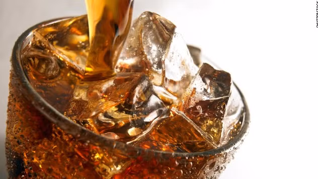 Theo Trường Đại học Sức khỏe cộng đồng John Hopkins Bloomberg, việc uống hơn 1 ly soda mỗi ngày sẽ khiến cơ thể bạn tích tụ và sản sinh ra nhiều 4-methylimidazole, một chất có khả năng gây ung thư.