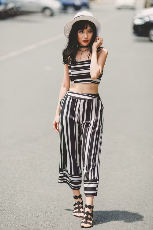 Thời trang đường phố của Sĩ Thanh vừa gợi cảm vừa cá tính.
