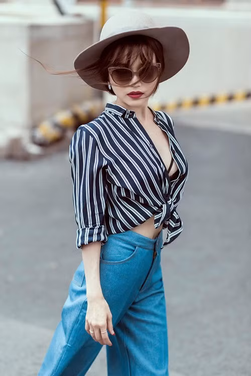 Nữ ca sĩ thu hút mọi ánh nhìn khi phối trang phục với áo sơ mi cách điệu, tôn lên vòng 1 đầy gợi cảm vốn là thế mạnh.