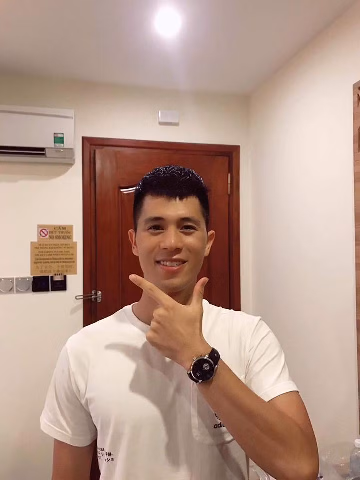 Anh chàng bảnh bao trong áo phông trắng.