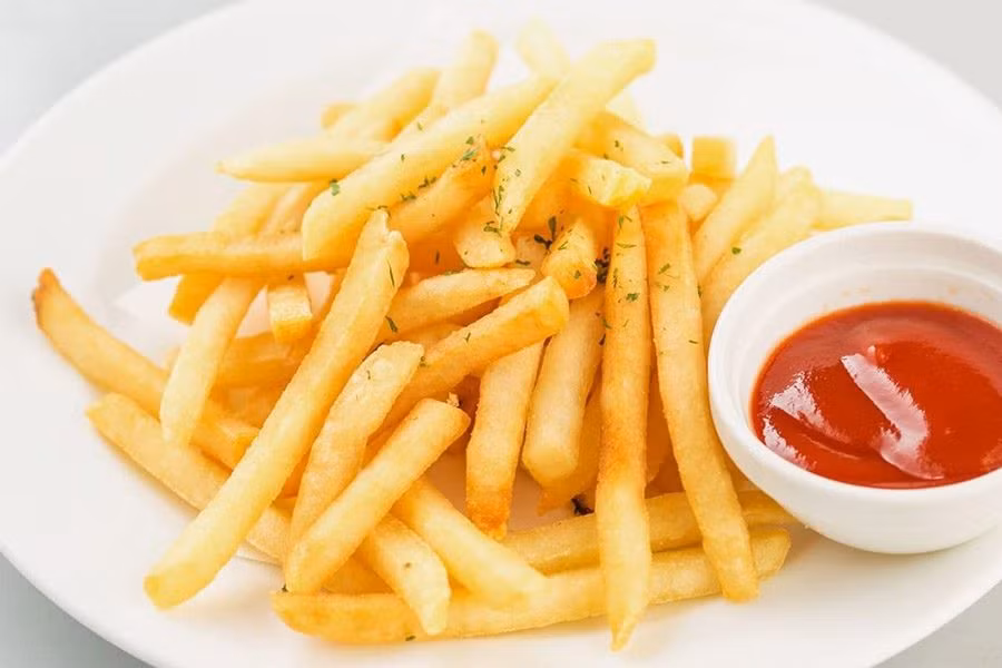 Khoai tây chiên: Mặc dù không ngọt nhưng món khoai tây chiên hoàn toàn cung cấp thêm đường, calo, cholesterol cho cơ thể và gây rất nhiều vấn đề sức khỏe.
