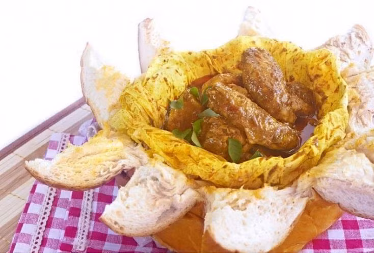 Chicken Curry Bun được xếp trong một cái bát bằng bánh mì tròn và mang lại một hương vị rất hấp dẫn. Bánh mì và cà ri gà là một sự kết hợp đơn giản và hoàn hảo với hình thức đẹp càng kích thích vị giác của thực khách.