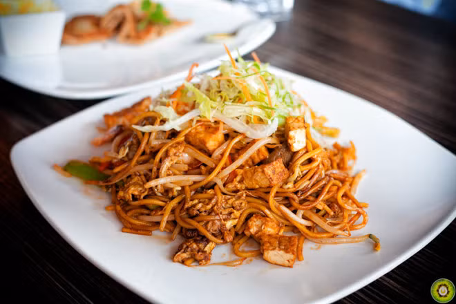 Mee goreng: Món mì xào này có nhiều cách chế biến. Mì có màu vàng được xào nhanh cùng xì dầu, tỏi, hẹ tây và ớt, cho thêm tôm, thịt gà, thịt bò hoặc rau củ. Đây là món ăn phổ biến trên đường phố Malaysia. Ảnh: Internet.