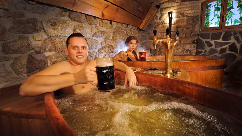 Spa bia ở châu Âu: Ở Đức, Áo và Cộng hòa Séc, nhiều khách sạn và spa cung cấp cho mọi người cơ hội để ngâm mình trong bia. Liệu pháp spa này có thể giúp giải quyết các vấn đề về da, căng thẳng và thậm chí tăng hoạt động tim mạch.