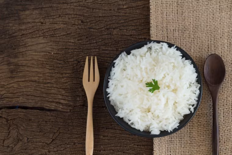 Hạn chế cơm trắng: Theo chuyên gia dinh dưỡng, cơm trắng cũng là một trong những loại thực phẩm nếu tiêu thụ nhiều sẽ làm lượng đường trong máu tăng nhanh hơn. Do vậy, bạn nên ăn với lượng vừa phải hàng ngày.