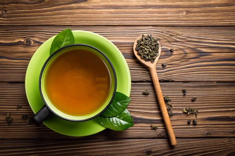 Uống trà xanh: Trà xanh giàu chất chống oxy hóa có lợi cho cơ thể, đặc biệt là khả năng chống viêm, ngăn ngừa viêm xương khớp, khối u, ung thư.