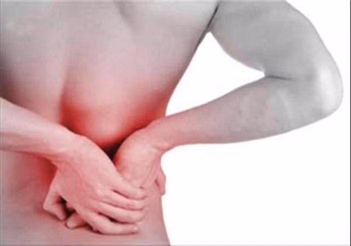 Biểu hiện của bệnh viêm khớp là các cơn đau khớp xuất hiện càng ngày càng nhiều. Các khớp gối có thể đau hoặc không đau khi vận động khiến chúng ta chủ quan về mức độ nghiêm trọng của chúng. Bên cạnh đó, triệu chứng đau lưng có thể xuất hiện sau một thời gian. Ảnh: Internet.