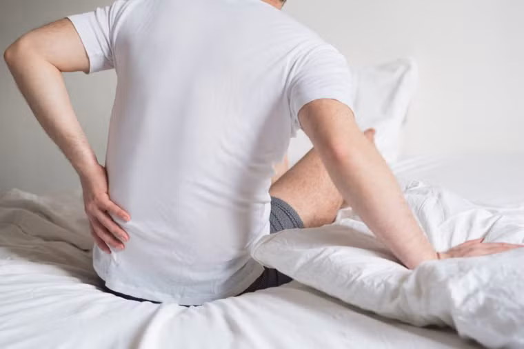 Loãng xương là tình trạng khiến cơ thể bị lão hóa gây ra các bệnh xương khớp. Hoặc có thể do người bệnh ít hoạt động ngoài trời, ăn uống thiếu chất dinh dưỡng, thiếu hụt các loại vitamin như vitamin D…gây ra tình trạng đau lưng.