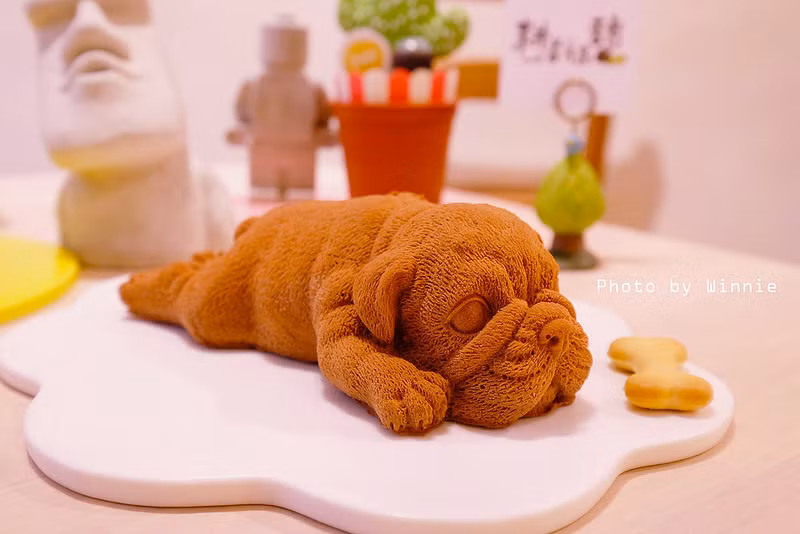 Thoạt nhìn, nhiều người sẽ lầm tưởng đây là một chú cún con đang nằm ngủ. Nhưng thực tế đây lại là một chiếc bánh kem hình con vật. 