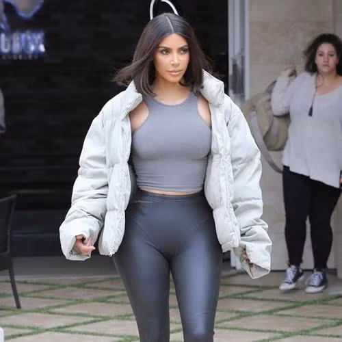 Ngoài việc khiến cho phần nhìn khá vô duyên thì mặc legging chật chội trong một thời gian dài hoàn toàn không tốt cho cơ thể, nhất là khi chất liệu của chiếc legging chưa chắc đã là loại tốt.