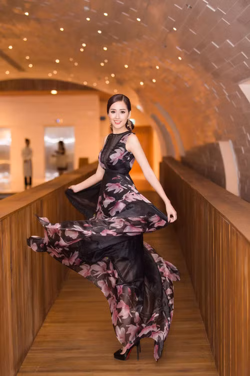Đôi khi, cô cũng chọn phong cách thời trang nhẹ nhàng và xinh đẹp như công chúa.