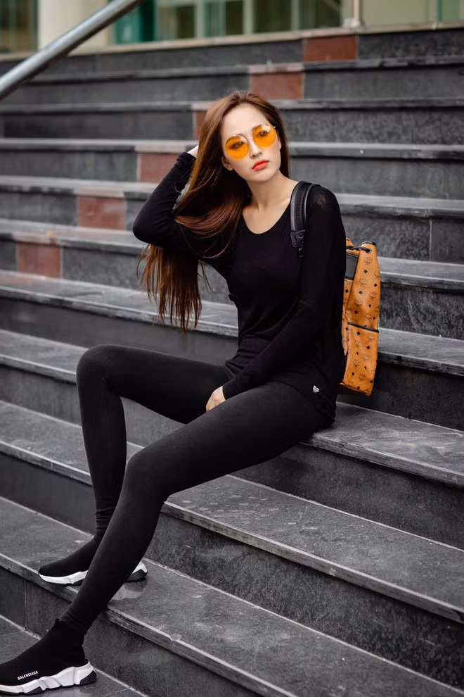 Khác hẳn với đi sự kiện, ngoài đời thường, người đẹp lại chuộng phong cách thời trang nhẹ nhàng, thanh lịch xuống phố, khoe chân dài miên man.