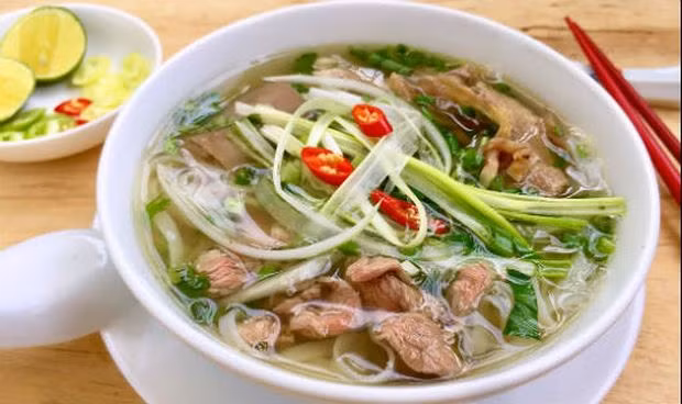 Một trong những món ăn yêu thích của ông Park Hang Seo tại Việt Nam là phở bò. Từ khi trở thành HLV trưởng của đội tuyển Việt Nam từ cuối năm 2017, ông Park Hang Seo sống cùng vợ trong khu nhà chuyên gia VFF tại Mỹ Đình, Hà Nội. Do khá hợp ẩm thực Việt Nam, vợ chồng ông thường xuyên ăn phở bò. Ảnh: Internet.