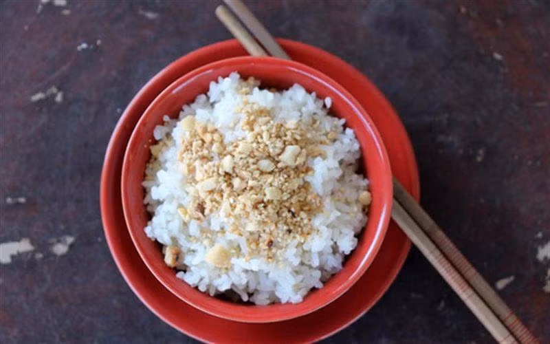 Cơm trắng muối vừng là một món ăn vô cùng đơn giản, dân dã của người Việt thế nhưng theo chia sẻ của các thành viên trong đoàn, HLV Park Hang-seo rất thích món này. Ảnh: Internet.