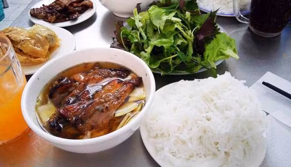 Tất cả được tẩm ướp cẩn thận cùng với các gia vị như hành, tỏi, sả, đường... rồi đem nướng lên vô cùng thơm ngon nóng hổi. Khi ăn, bún chả được dọn kèm nước chấm chua ngọt có thêm đu đủ, cà rốt muối chua và rau sống. Ảnh: Foody.