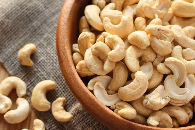 Hạt điều: Loại hạt này chứa nhiều kẽm, một khoáng chất cần thiết giúp cơ thể giảm lo âu, căng thẳng, tăng khả năng tập trung. Ngoài hạt điều, các thực phẩm giàu kẽm khác như hàu, thịt bò, thịt gà,… cũng giúp cải thiện tâm trạng và hoạt động của não bộ.