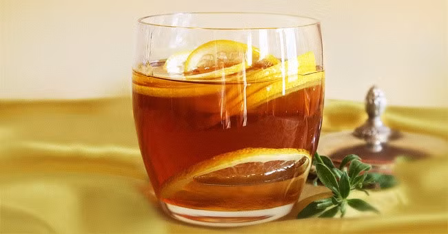 Nước chanh mật ong: Có tác dụng bảo vệ làn da, thường dành cho người có làn da khô, mụn nhọt, da nóng. Lấy một quả chanh tươi rửa sạch, cắt đôi, vắt lấy nước rồi cho ít mật ong, nước lạnh hoặc đá lạnh, khuấy đều. Có thể dùng vài lần trong ngày.