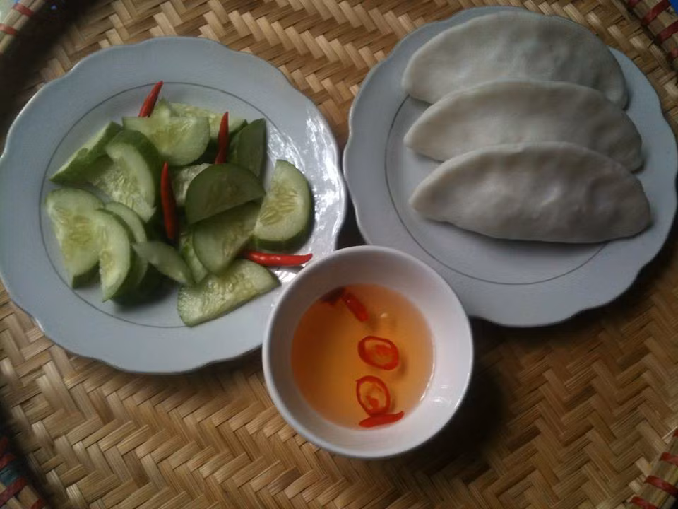 Món bánh tai: Đặc sản Phú Thọ này ban đầu còn được gọi là bánh hòn tai, bánh nặn như hình con trai trai. Sau đó được gọi tắt là bánh tai vẫn kiểu dáng giống hình con trai nhưng dài hơn và nặn mỏng hơn cong cong như hình cái tai. Nguyên liệu để làm món bánh tai rất đơn giản, chỉ cần gạo tẻ, thịt lợn và gia vị là có thể làm được. Ảnh: Internet.