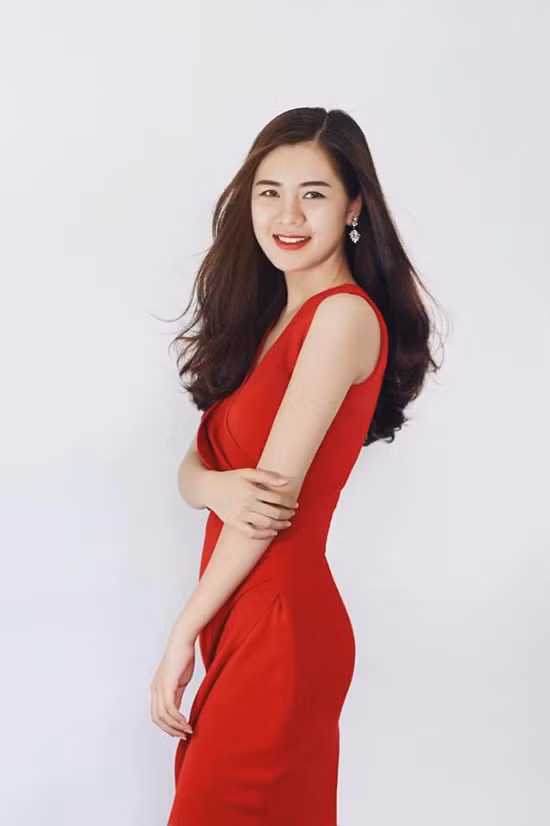 Cách ăn mặc của Thùy Phương hướng tới sự quyến rũ và nữ tính.